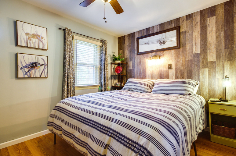 Bedroom 3, Waterfront Ozarks Home w/ Hot Tub, Bar & Dock, Camden