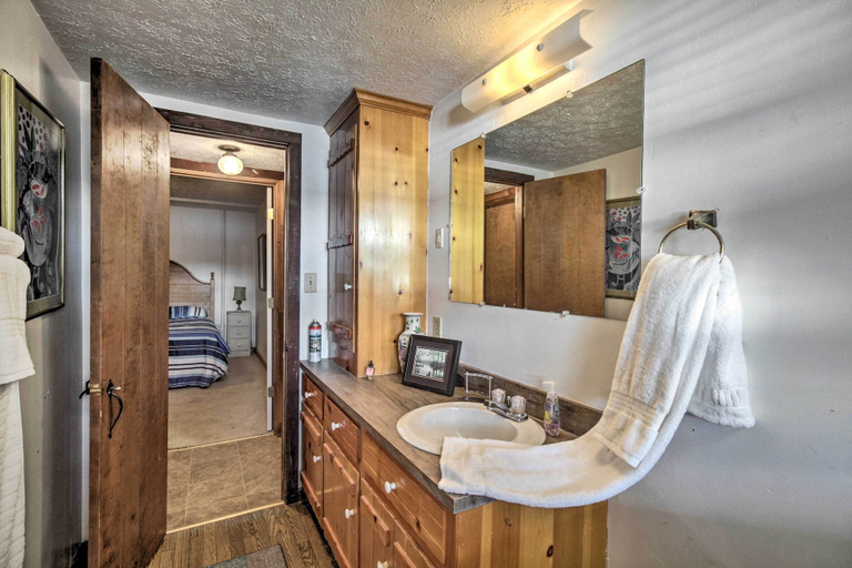Bathroom 4, Smith Mountain Lake Retreat w/ Private Beach!, Bedford