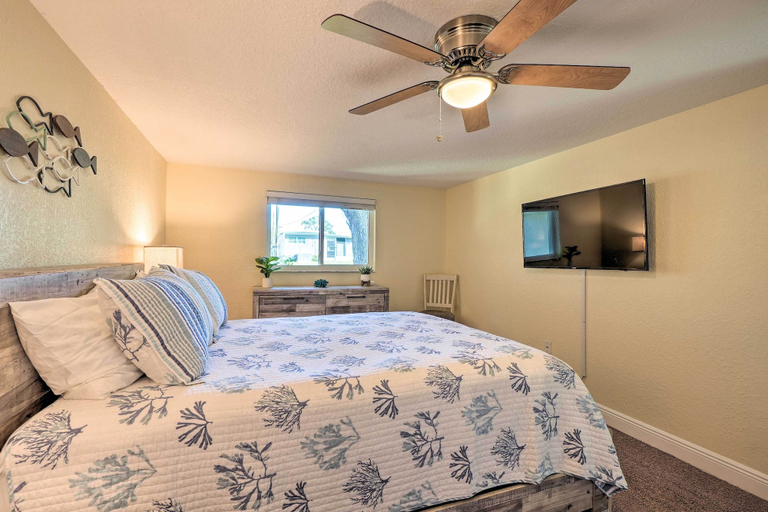 Bedroom 3, Riverfront Home w/ Putting Green & Boat Dock!, Pasco