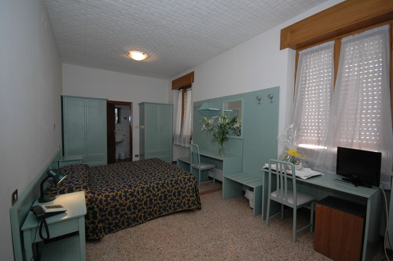 Bedroom 5, Primarosa, Parma