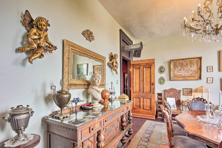 Others 5, Vintage Apartment in Historic Downtown La Porte, LaPorte