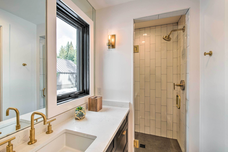 Bathroom 4, Modern Riverfront Home: 6 Mi to Big Sky Town!, Gallatin