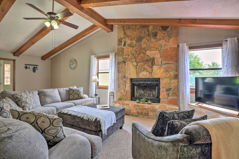 Others 1, Table Rock Lake Getaway w/ Fire Pit, Deck & Grill!, Barry