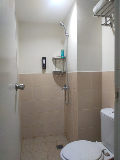 Bathroom, Airin Suite at Podomoro Golf View, Bogor
