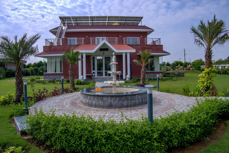 Exterior & Views