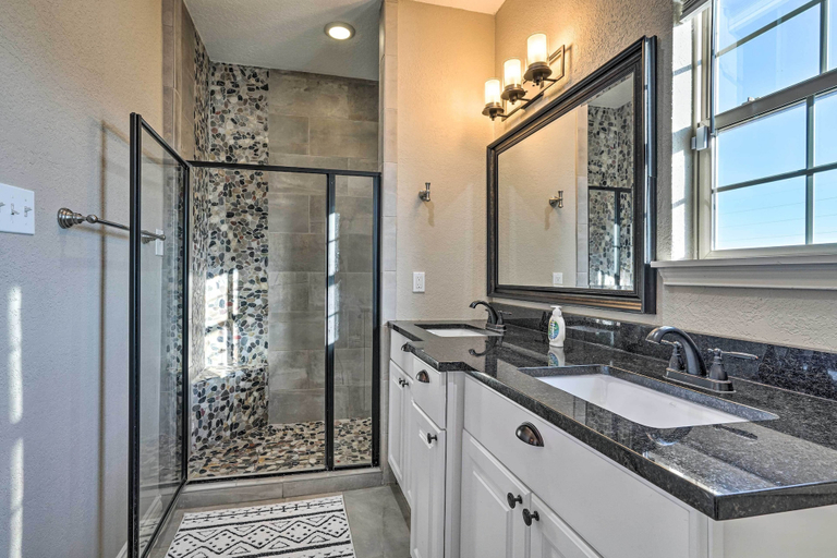 Bathroom 3, Peaceful Atascosa Home w/ Balcony & Deck!, Bexar