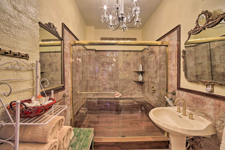 Bathroom 4, Vintage Apartment in Historic Downtown La Porte, LaPorte