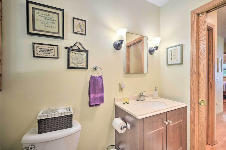 Bathroom 4, Hugo Home, Direct Lake Access & Private Dock!, Anoka
