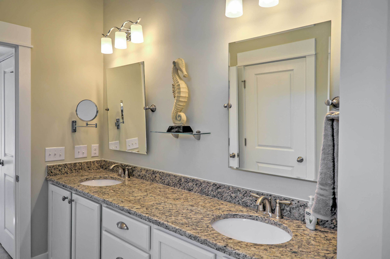 Bathroom 4, 1 Block to Beach! Breezy Myrtle Beach Getaway, Horry