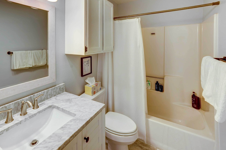 Bathroom, Cozy Sioux Falls Home - 7 Mi to Downtown!, Minnehaha