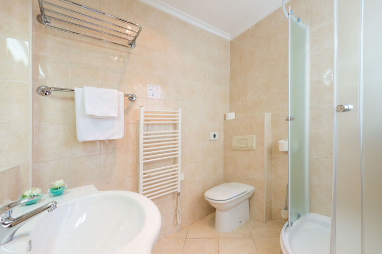 Bathroom 4, Hotel Vis, Dubrovnik