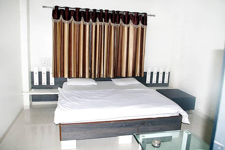 Bedroom 1, Hotel Chintamani Deluxe, Yavatmal