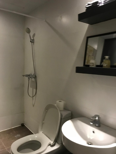 Bedroom 3, Cozy Room with NETFlIX in Makati, Makati City
