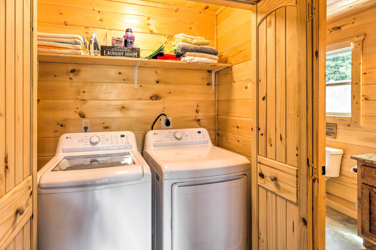 Bathroom 3, Murphy Mtn Retreat: Wraparound Deck & Hot Tub, Cherokee