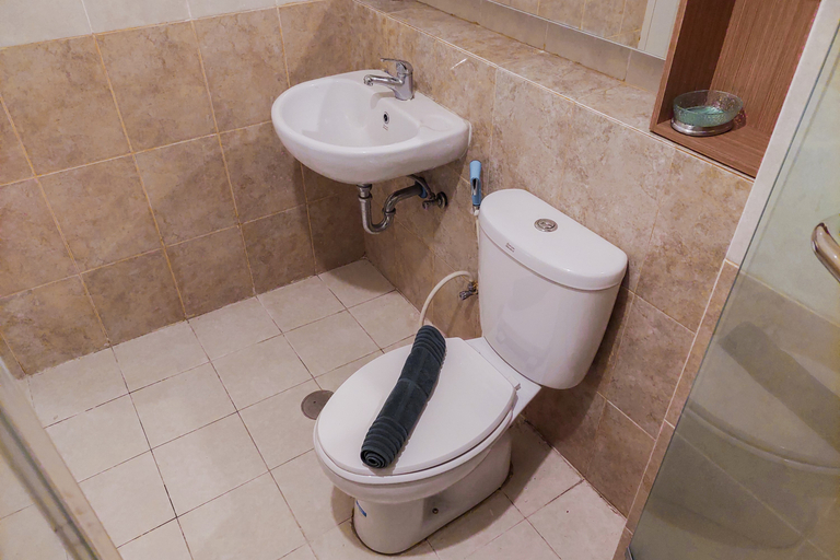 Bathroom 5, Nice and Comfy 1BR at Silkwood Residence By Travelio, Tangerang