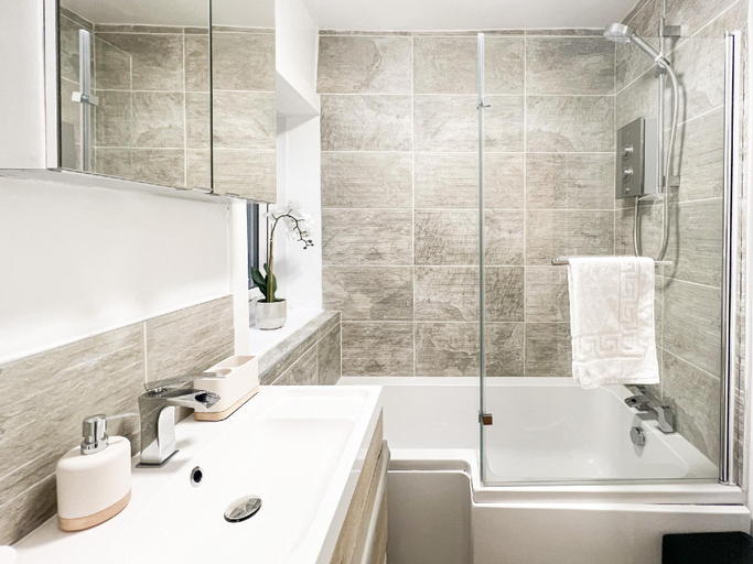 Bathroom 5, Attractive 3 Bed Apartment, Glasgow
