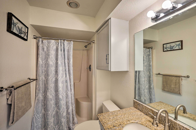 Bathroom 3, Modern Family Home w/ Pool & Patio!, Denton