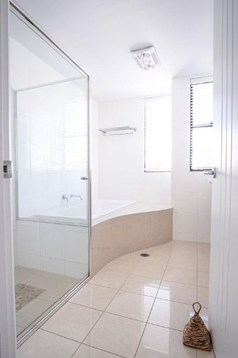 Bathroom 2, Live like a local in Moffat Beach, Caloundra - Caloundra N.