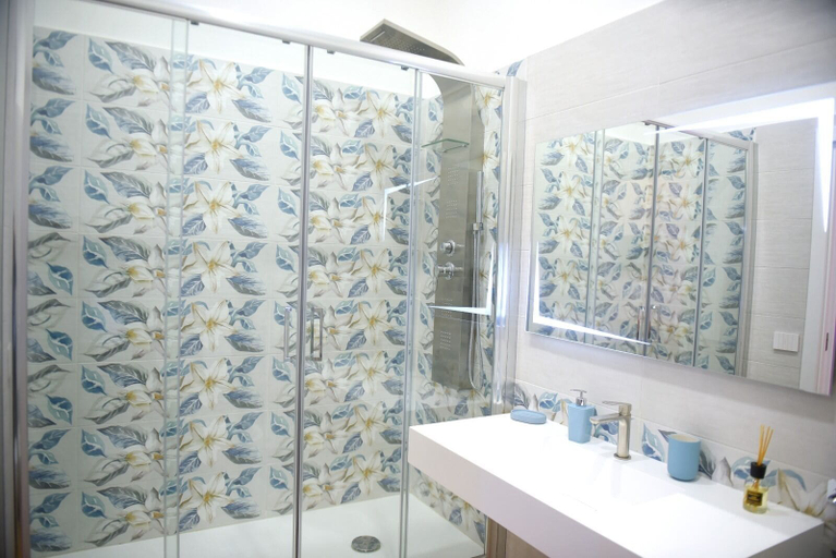 Bathroom 3, Il giardino delle ninfee, Napoli