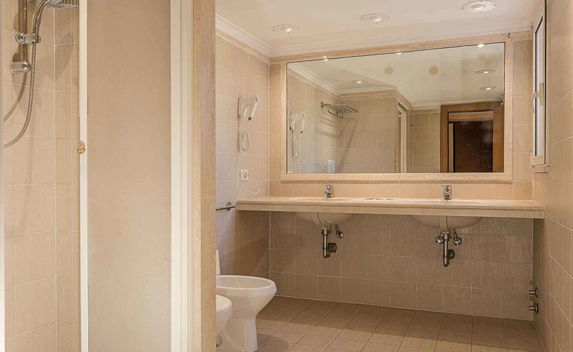 Bathroom 4, Center 3, Roma