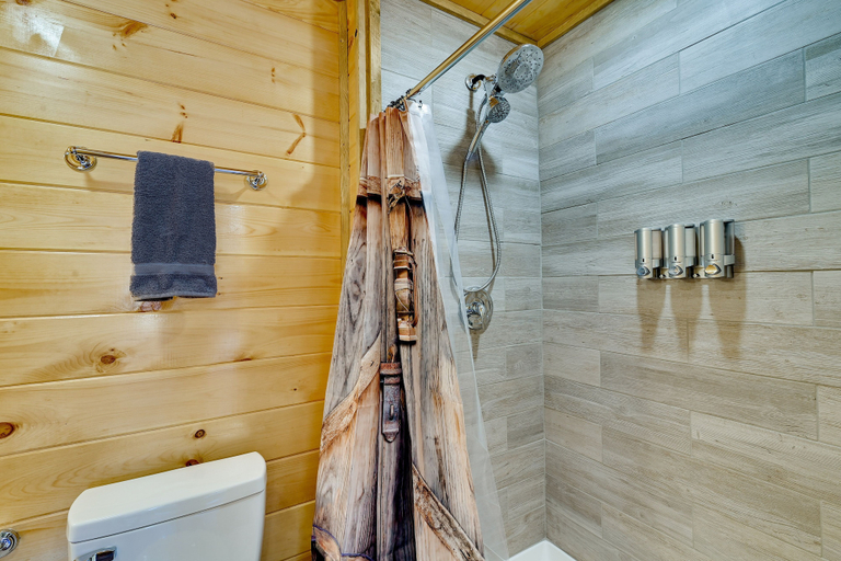Bathroom, Riverside Beattyville Cabin w/ Kayaks & Fire Pit!, Lee