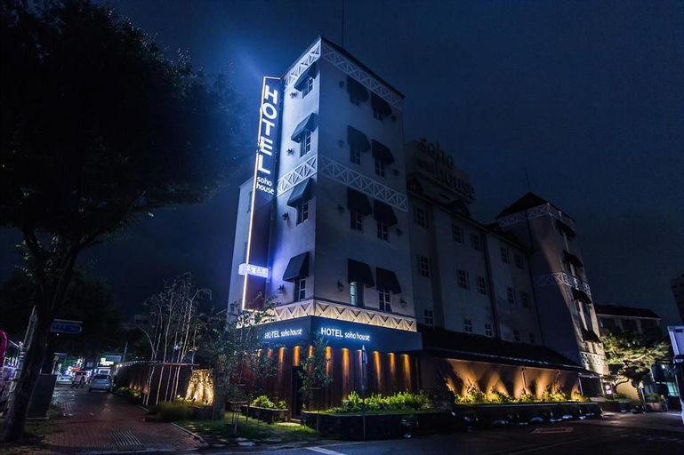 Soho Hotel Airport, Dong
