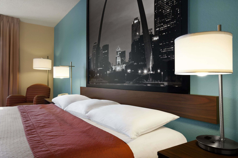 Bedroom 3, Super 8 by Wyndham Collinsville St. Louis, Madison