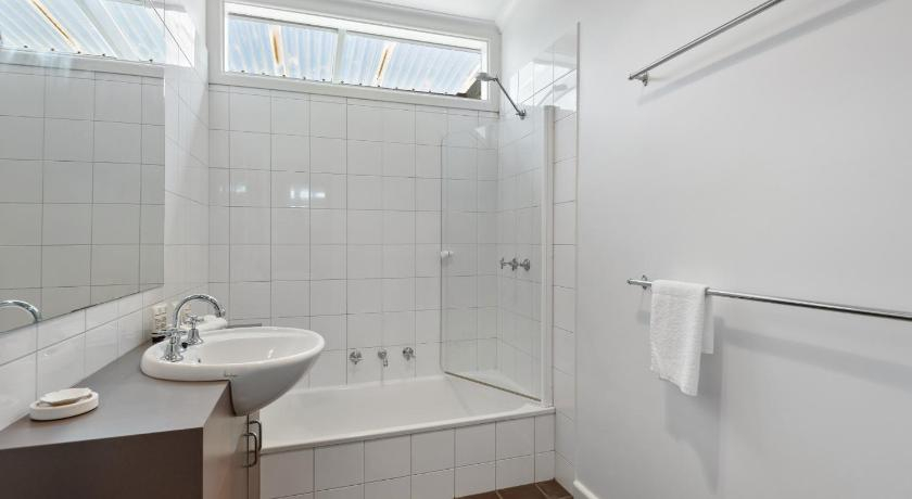 Bedroom 2, Idyllic 4-Bed House Near the Beach, Mornington P'sula - South