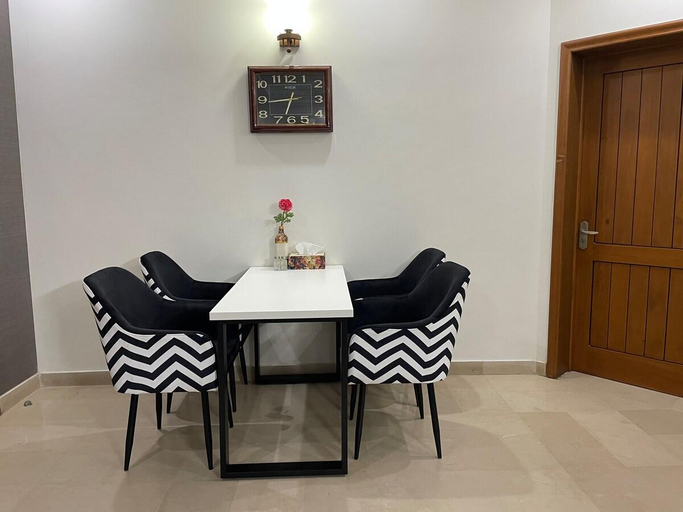 Others 4, Family-friendly 2-Bed Home Upper Portion w Parking, Lahore