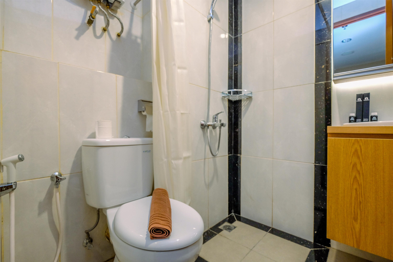 Bathroom 5, Comfortable Studio Apartment at Grand Kamala Lagoon By Travelio, Bekasi