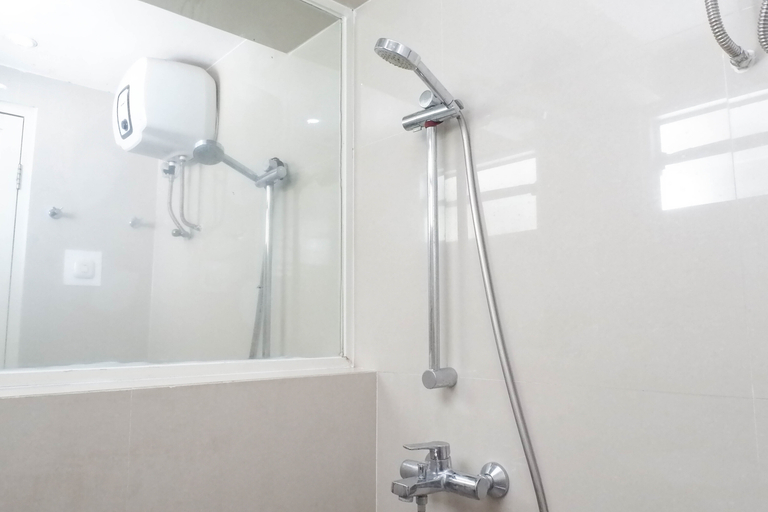 Bathroom 5, Cozy Living Studio with Pool View at Educity Surabaya Apartment By Travelio, Surabaya