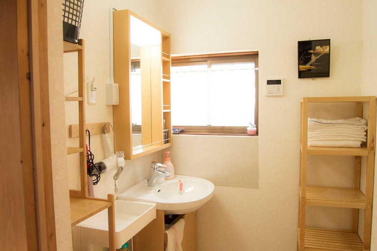 Bathroom 3, Three stations from KIX and 10 min` walk to outlet, Tajiri
