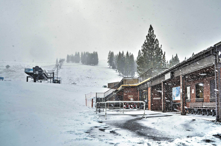 Exterior & Views 2, On-site Skiing: Truckee Studio w/ Balcony, Nevada
