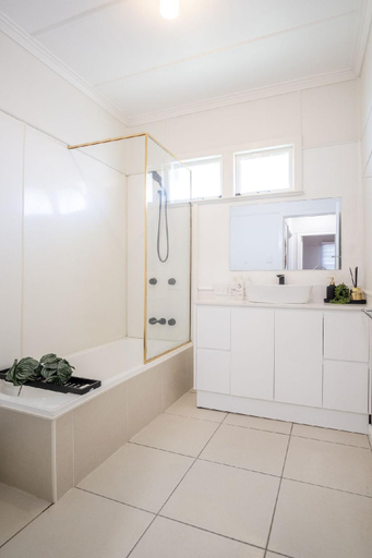 Bathroom 3, King's Beach Coastal Getaway, Bring the dog!, Caloundra - Caloundra S.