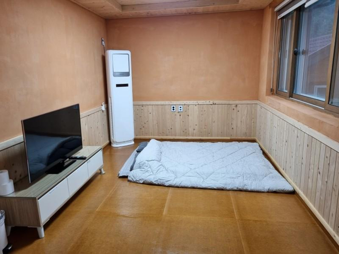 Bedroom 2, Uljin Deokgu Sum Hwangto Homestay Pension, Uljin