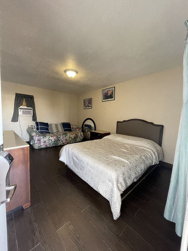 Bedroom 2, Rancho Motel, San Bernardino