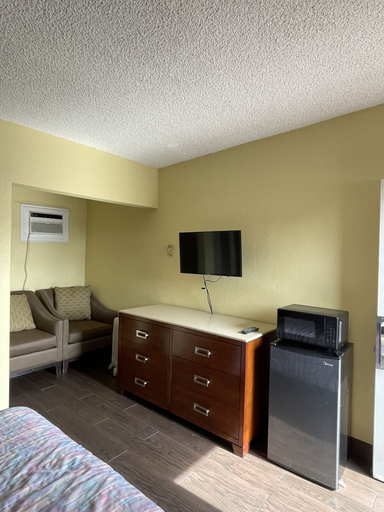 Bedroom 3, Rancho Motel, San Bernardino