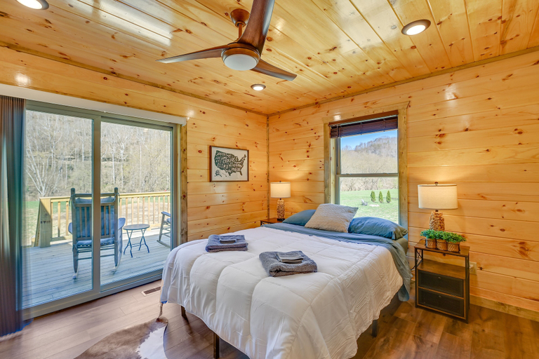 Bedroom 3, Riverside Beattyville Cabin w/ Kayaks & Fire Pit!, Lee