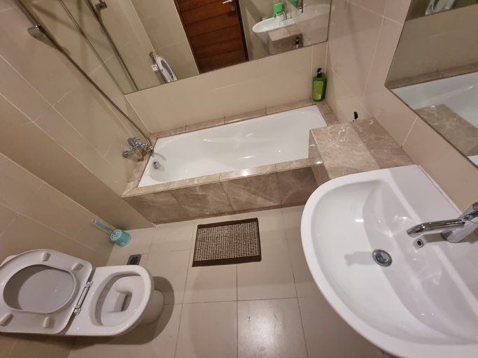 Bathroom 5, 3BR De Residence Apartemen, Surabaya