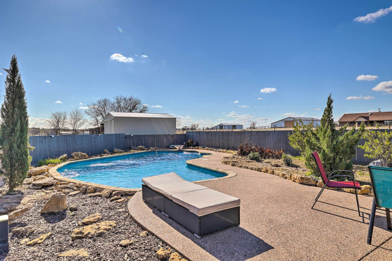 Sport & Beauty 4, Modern Family Home w/ Pool & Patio!, Denton