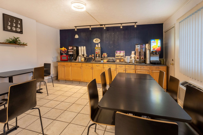 Food & Drinks 5, Super 8 by Wyndham Wooster, Wayne