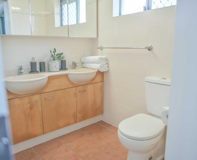 Bathroom 2, Ocean Front Views w/ Rooftop Terrace, Caloundra - Caloundra N.
