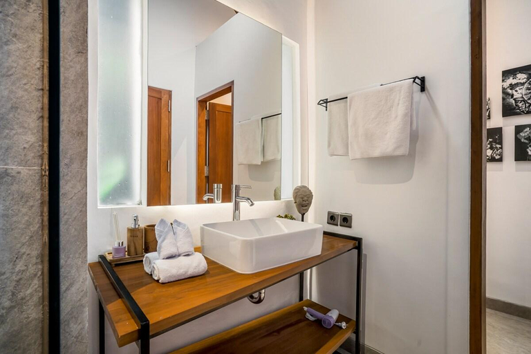 Bathroom 4, Villa Three Little Birds by BaliSuperHost, Gianyar