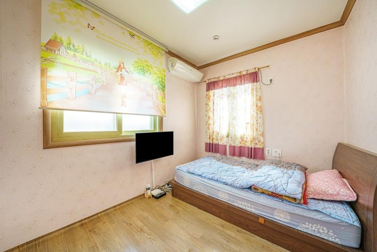 Bedroom, White House Pension on Nonsan Hill, Nonsan