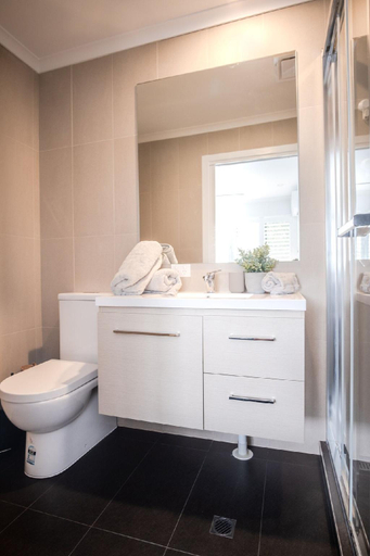 Bathroom 2, Modern Pet-friendly Mudjimba Townhouse, Maroochy - Coastal North