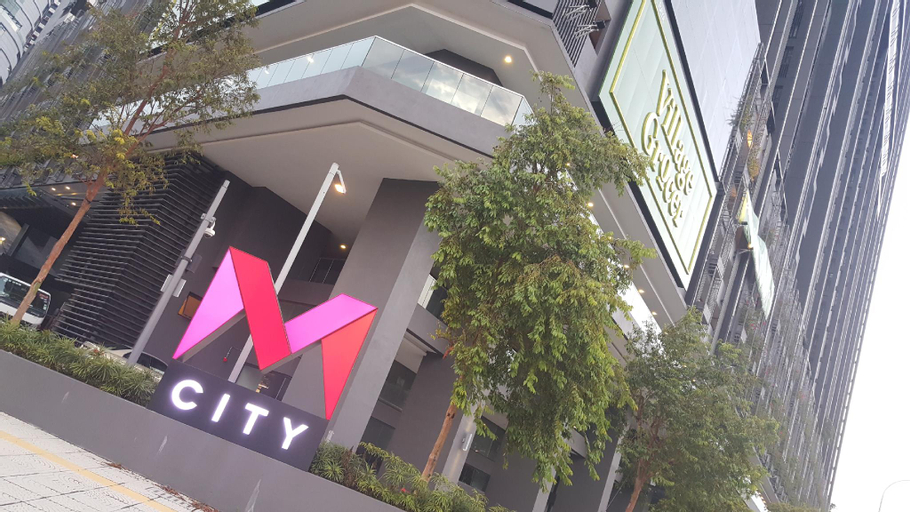 MCity 1 BR designer suite with KLCC lake view, Hulu Langat
