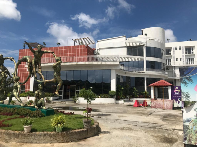 Exterior & Views