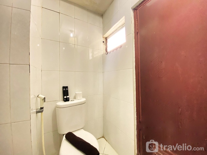 Bathroom 3, Homey 2BR Gateway Ahmad Yani Cicadas By Travelio, Bandung