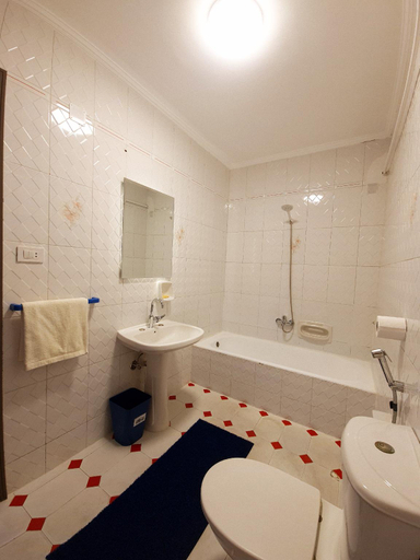 Bathroom 2, Nour 1 Sea View Apartment, Al-Muntazah