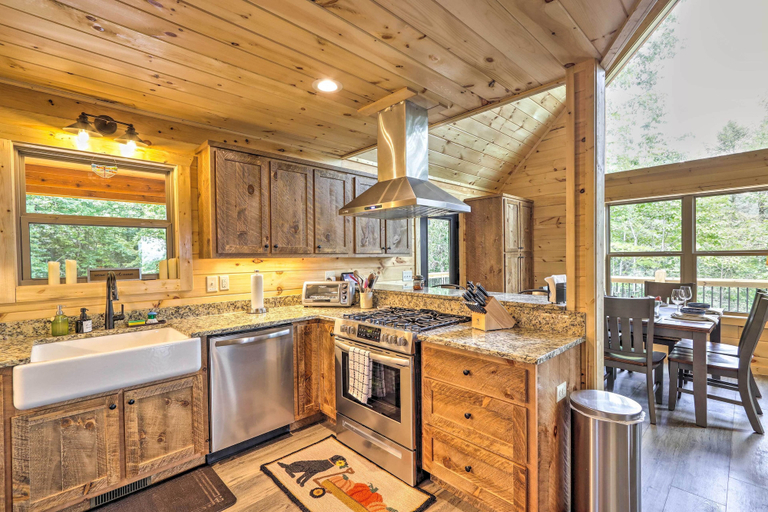 Food & Drinks, Murphy Mtn Retreat: Wraparound Deck & Hot Tub, Cherokee